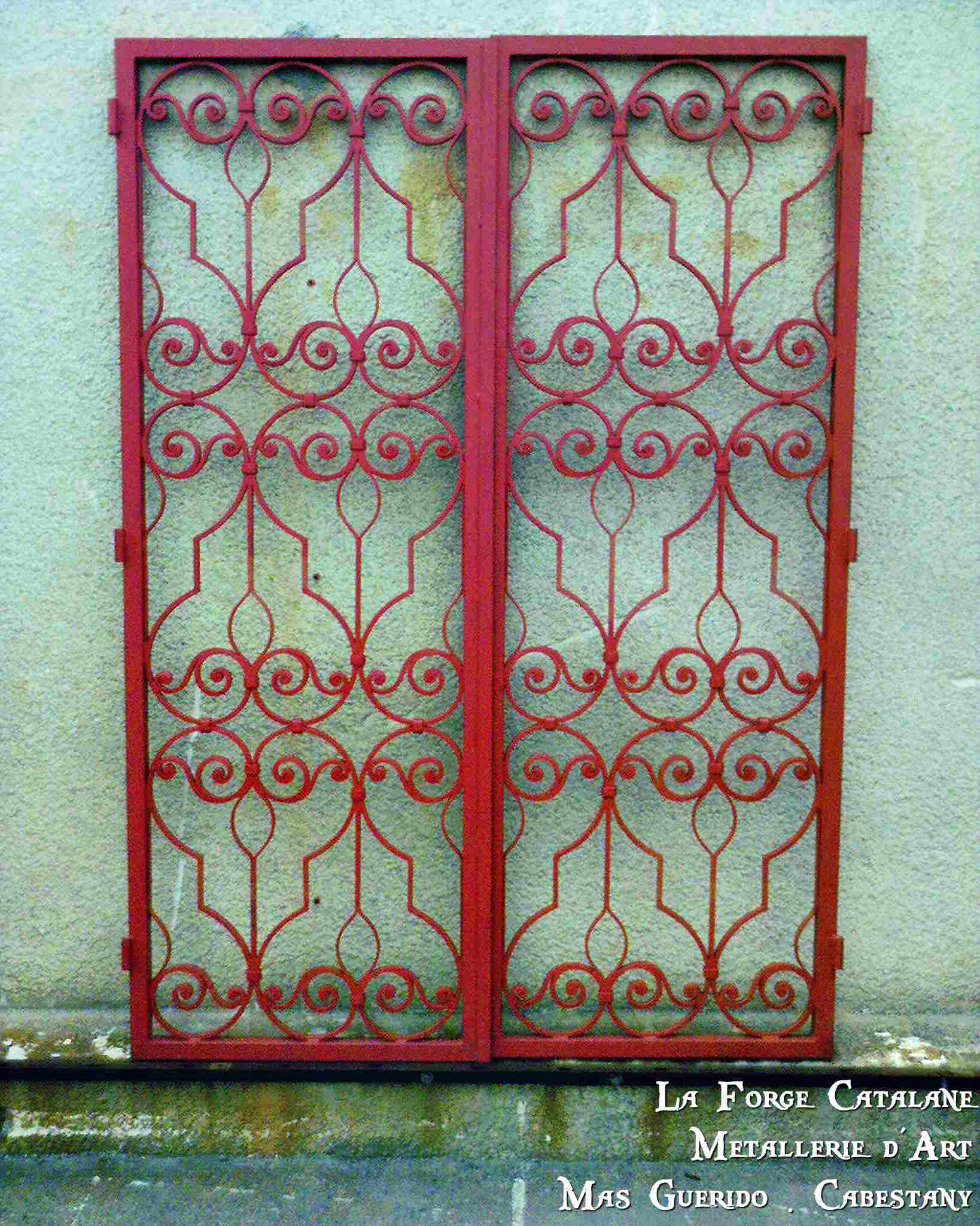 grille de protection articulee ouvrager forge catalane.jpg